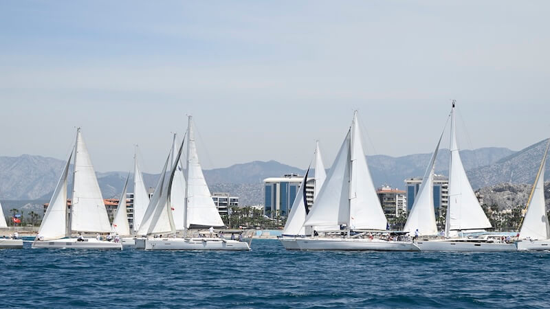 Antalya Körfezi'nde Yelkenler Rüzgârla Yarıştı