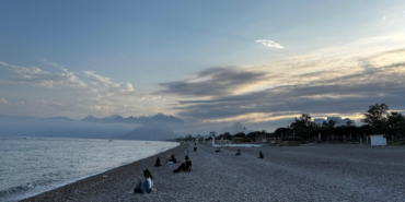 Antalya’nın Gözbebeği: Konyaaltı İlçesi Rehberi (2025)