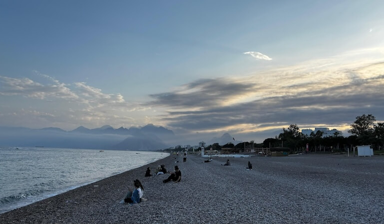 Antalya’nın Gözbebeği: Konyaaltı İlçesi Rehberi (2025)