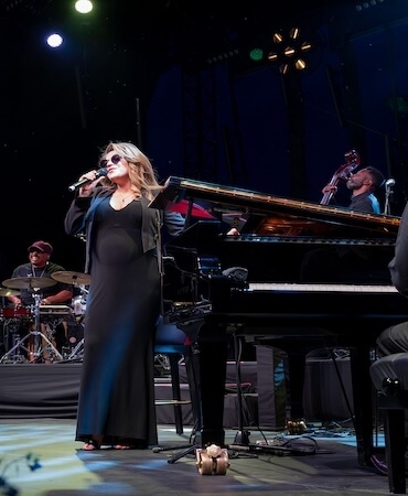 Melody Gardot, 8. Akra Caz Festivali’nde Antalyalılarla Büyülü Bir Gece Yaşattı