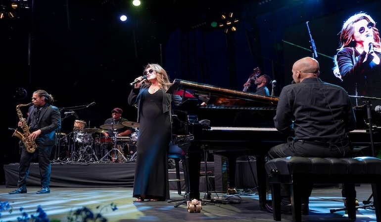 Melody Gardot, 8. Akra Caz Festivali’nde Antalyalılarla Büyülü Bir Gece Yaşattı