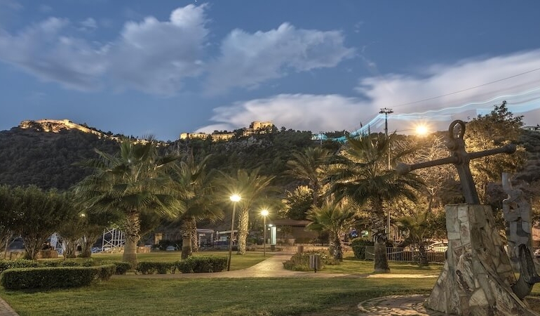 Antalya’da Bugün – 8 Haziran 2025: Gençlik Festivali Coşkusu, Sahillerde Yoğunluk ve Açık Hava Sanatı