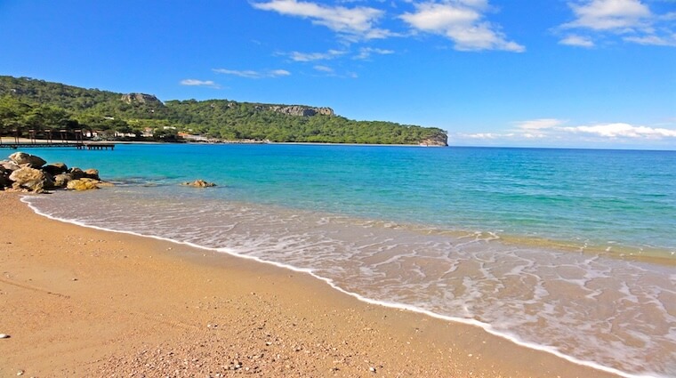Ayışığı Plajı: Kemer’in Göz Alıcı Koyunda Güneşin ve Sessizliğin Tadını Çıkarın