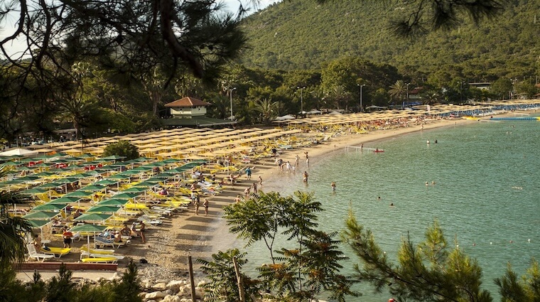 Ayışığı Plajı: Kemer’in Göz Alıcı Koyunda Güneşin ve Sessizliğin Tadını Çıkarın