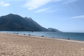 Çıralı Plajı: Sessizlik, Doğa ve Tarihin Buluştuğu Antalya’nın Saklı Cenneti