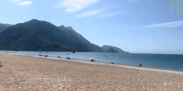 Çıralı Plajı: Sessizlik, Doğa ve Tarihin Buluştuğu Antalya’nın Saklı Cenneti