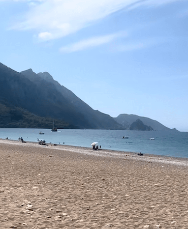 Çıralı Plajı: Sessizlik, Doğa ve Tarihin Buluştuğu Antalya’nın Saklı Cenneti