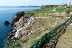 Düden Şelalesi: Şehrin İçinde Saklı Bir Doğa Harikası