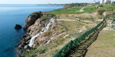 Düden Şelalesi: Şehrin İçinde Saklı Bir Doğa Harikası