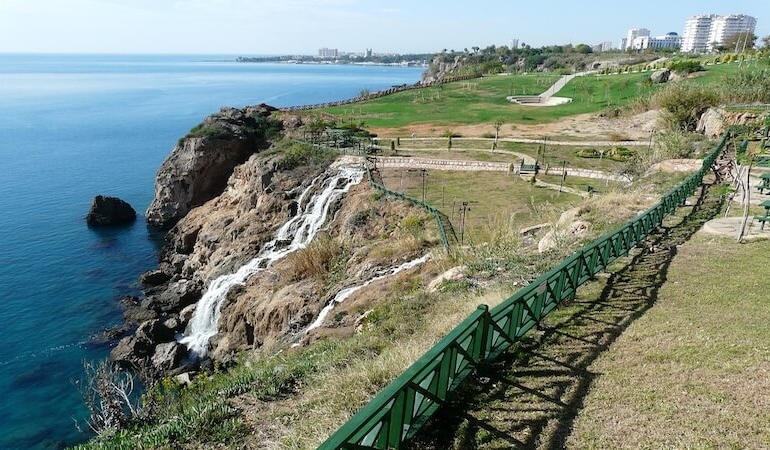 Düden Şelalesi: Şehrin İçinde Saklı Bir Doğa Harikası