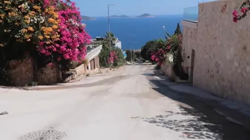 Kalkan: Antalya'nın Sessiz Cenneti, Mavi ile Beyazın Zarif Buluşması