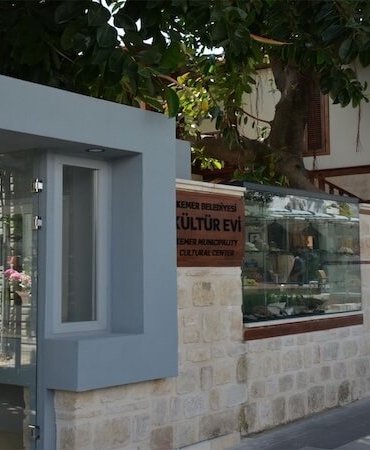Kemer İlçesi: Torosların Eteklerinde, Akdeniz’in Işıltılı Yüzü
