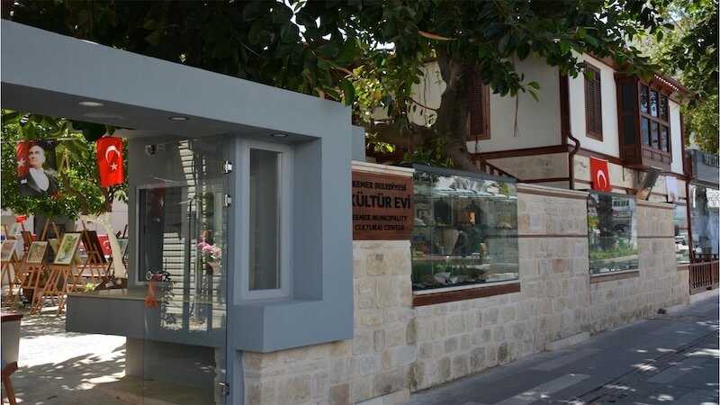 Kemer İlçesi: Torosların Eteklerinde, Akdeniz’in Işıltılı Yüzü
