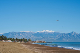 Lara Plajı: Antalya’nın Altın Sarısı Sahilinde Tatilin Keyfi