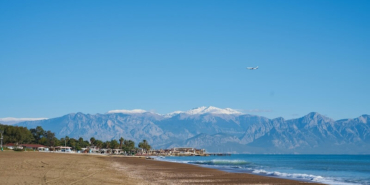 Lara Plajı: Antalya’nın Altın Sarısı Sahilinde Tatilin Keyfi