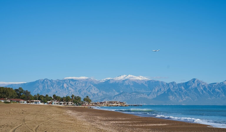 Lara Plajı: Antalya’nın Altın Sarısı Sahilinde Tatilin Keyfi