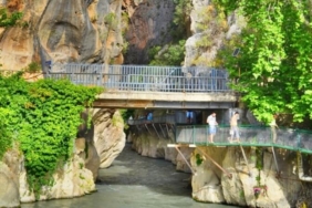 Saklıkent Kanyonu: Antalya'nın Doğa Harikası Serin Kaçış Noktası