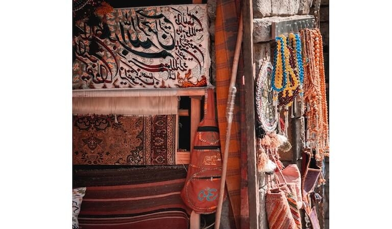 Antalya’nın Gece Pazarı: Yerel Alışverişin Renkli Dünyası