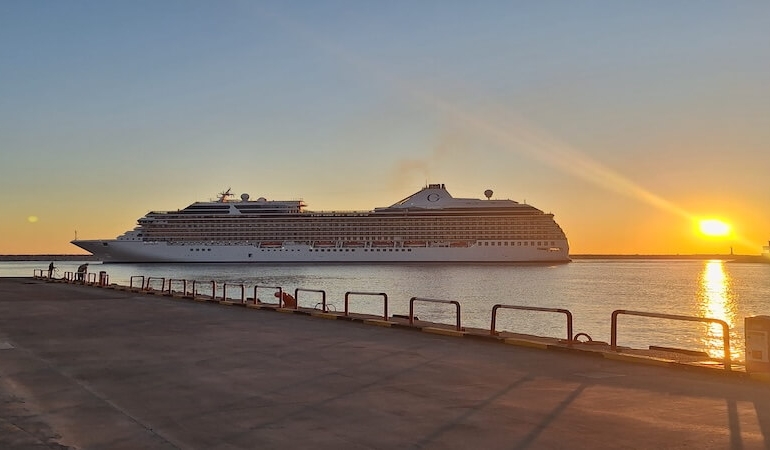 İki Dev Gemi Aynı Haftada Limanda