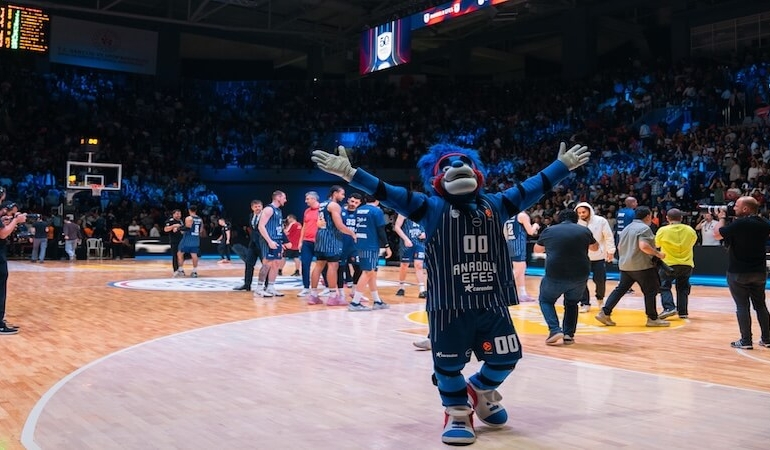 Anadolu Efes – FC Bayern Munich Karşılaşması Nefes Kesti