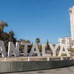 Antalya’nın Mavisinde Kaybolmadan Kendini Bulmak: Şehir, İnsan ve Psikoloji