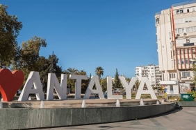 Antalya’nın Mavisinde Kaybolmadan Kendini Bulmak: Şehir, İnsan ve Psikoloji