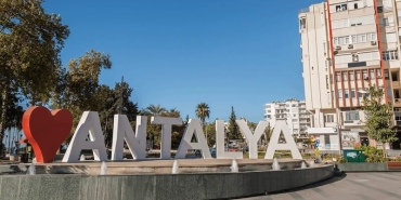 Antalya’nın Mavisinde Kaybolmadan Kendini Bulmak: Şehir, İnsan ve Psikoloji