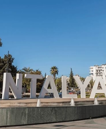 Antalya’nın Mavisinde Kaybolmadan Kendini Bulmak: Şehir, İnsan ve Psikoloji