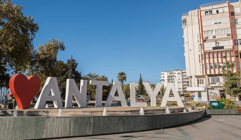 Antalya’nın Mavisinde Kaybolmadan Kendini Bulmak: Şehir, İnsan ve Psikoloji