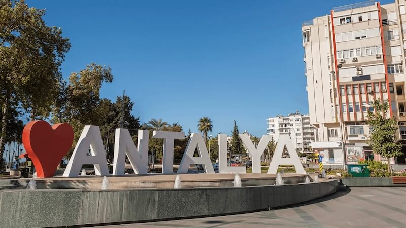 Antalya’nın Mavisinde Kaybolmadan Kendini Bulmak: Şehir, İnsan ve Psikoloji